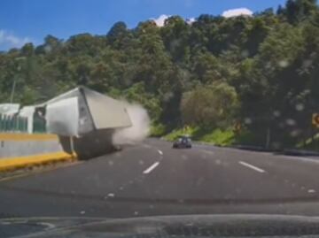 VIDEO: Restablecen circulación tras volcadura de tráiler en la México-Cuernavaca