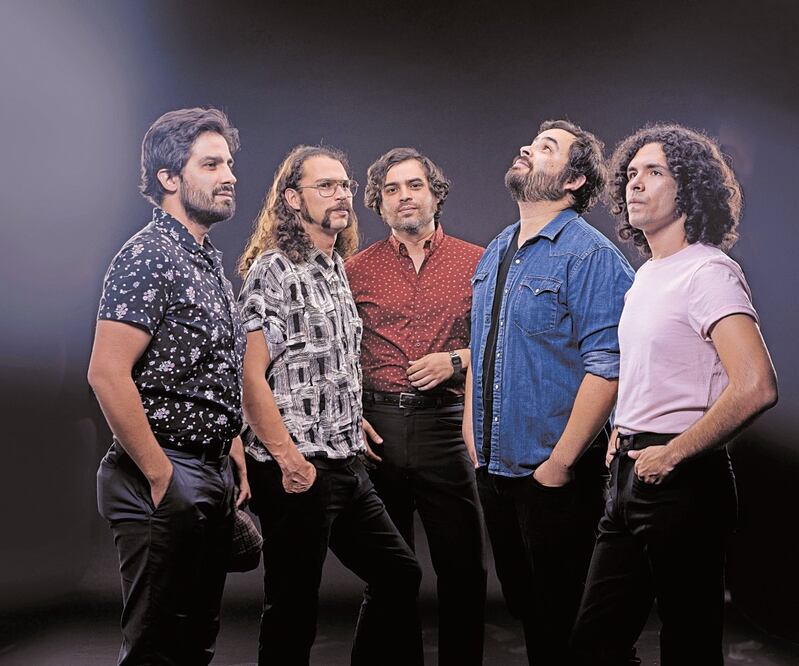 Su álbum Próximos prójimos contiene temas con sentimiento profundo como “El derrumbe”, que grabaron en un penteón.  OCESA