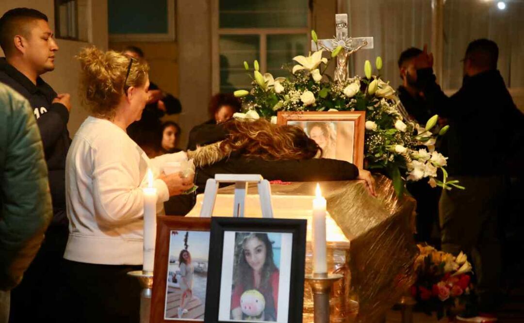 Acompañada de amigos y familiares, velan el cuerpo de Lesly en Álvaro Obregón. Foto: Valente Rosas