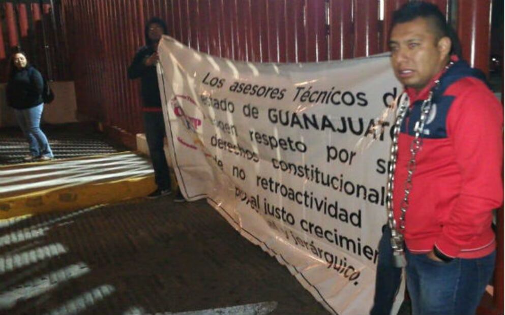 Asesores pedagógicos bloquean accesos a la Cámara de Diputados