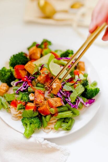 Cocina tallarines de arroz con tofu y salsa de cacahuates