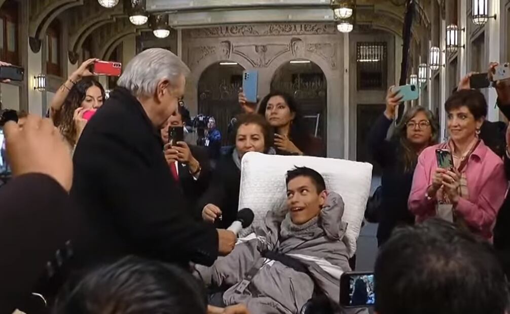 El youtuber Daniel Robles Haro hizo dos planteamientos a López Obrador en su mañanera. Foto: Captura