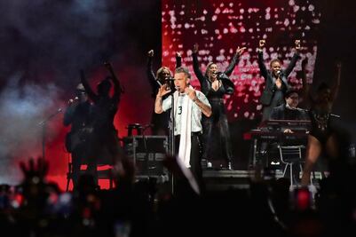 Robbie Williams, “celestial” e irreverente