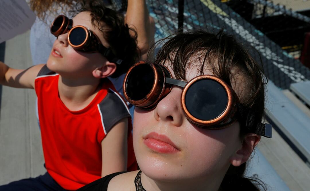 Un eclipse total de sol ocurre aproximadamente una vez cada 375 años, según datos de la NASA, y los astrónomos llamaron a la gente a asistir al evento. Foto: Reuters