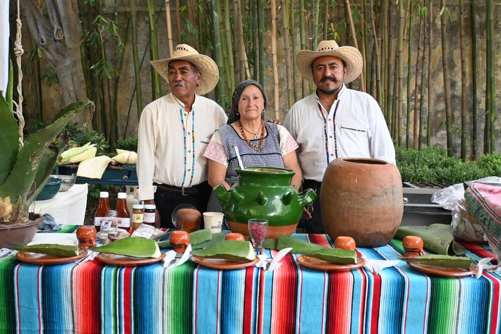 El primer lugar del tercer cetamen A qué sabe la Patria fue para Tlaxcala. En la foto aparecen:  Jaime Gaspar García Hernández, Adriana Ortiz Nolasco y Adrián García Ortiz.
