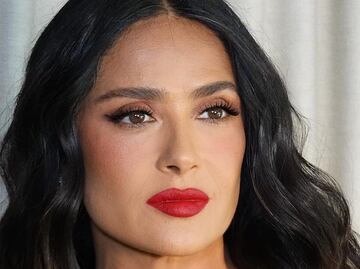 Salma Hayek deslumbra con blusa en vibrante tono rosa