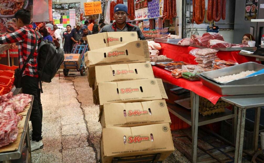 En el mercado de La Merced, uno de los más grandes de la Ciudad de México, personas migrantes cargan mercancía y atienden múltiples locales de alimentos. FOTO: Luis Camacho.