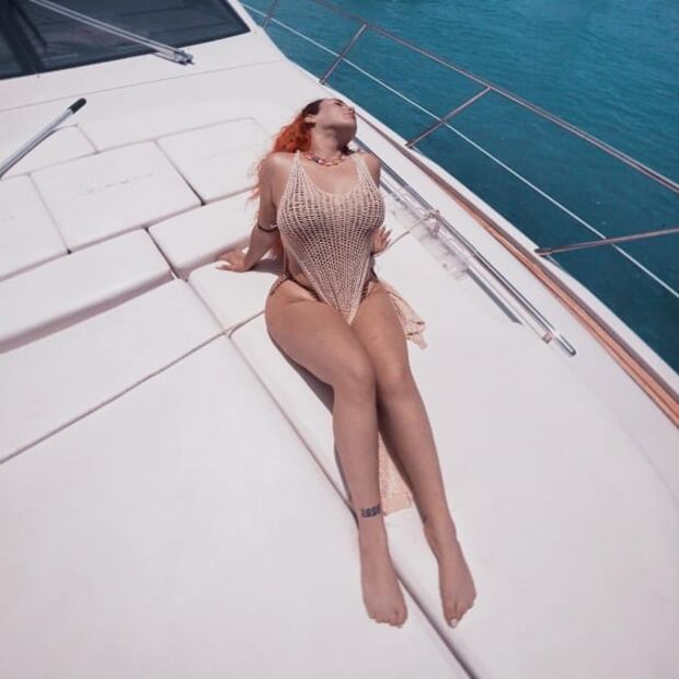 La hija de Daddy Yankee se corona como la reina del traje de baño enterizo con estos 3 looks