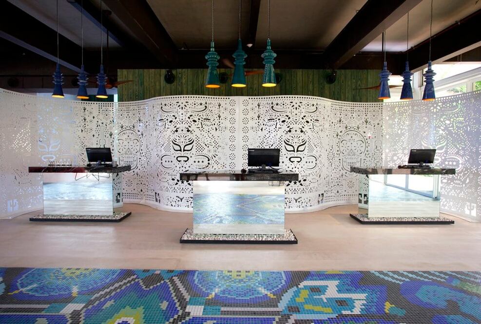 Los mostradores o welcome desks cuentan con biombos de metal que evocan el papel picado, donde se muestran desde tradicionales calaveras, luchadores, tablas de surf o incluso hasta íconos del pop, como los luchadores mexicanos 