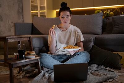 5 hábitos que debes eliminar después de comer porque perjudican tu salud, según médicos