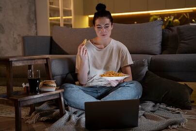 5 hábitos que debes eliminar después de comer porque perjudican tu salud, según médicos