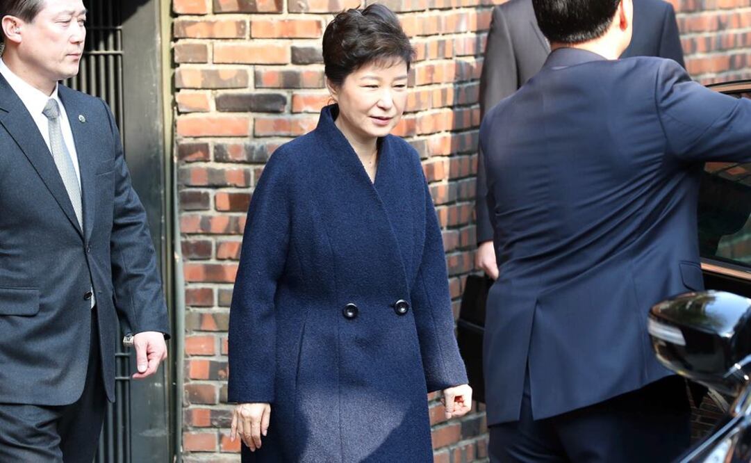 La ex presidenta de Corea del Sur, Park Geun-hye, se dirige de su casa a la oficina Central de la Fiscalía del Distrito. FOTO: EFE