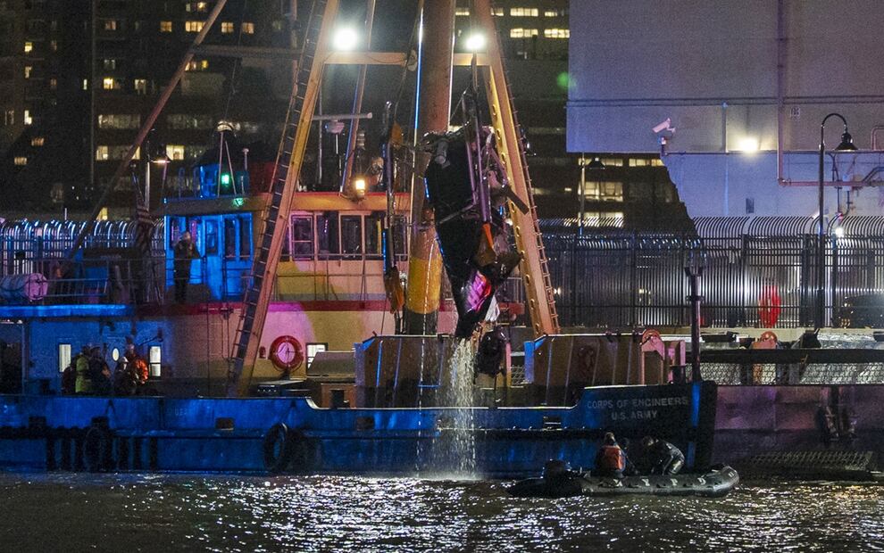 Una grúa levanta los restos de un helicóptero que se estrelló en el río Hudson, el jueves 10 de abril de 2025, en Nueva York, Estados Unidos. Foto: EFE
