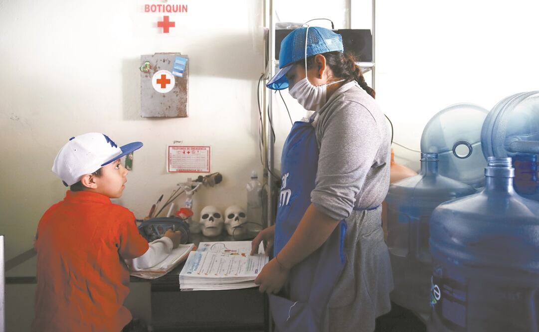 A sus 27 años, Brenda se dedica a atender una purificadora de agua y a cuidar de su hijo menor de edad, a quien a veces lleva al trabajo y lo ayuda con sus tareas escolares. Fotos: Germán Espinosa. EL UNIVERSAL