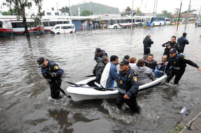 Aguacero ahora inunda zona de Indios Verdes