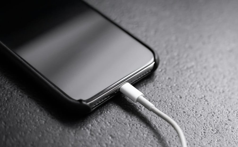 Esto puede pasar si cargas tu celular varias veces al día. Foto: Unsplash