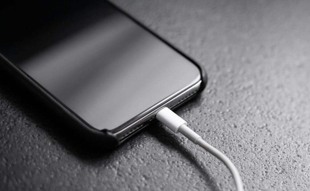 Esto puede pasar si cargas tu celular varias veces al día. Foto: Unsplash