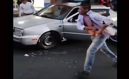 Hombre choca auto y amenaza a conductor con una pistola en Xochimilco