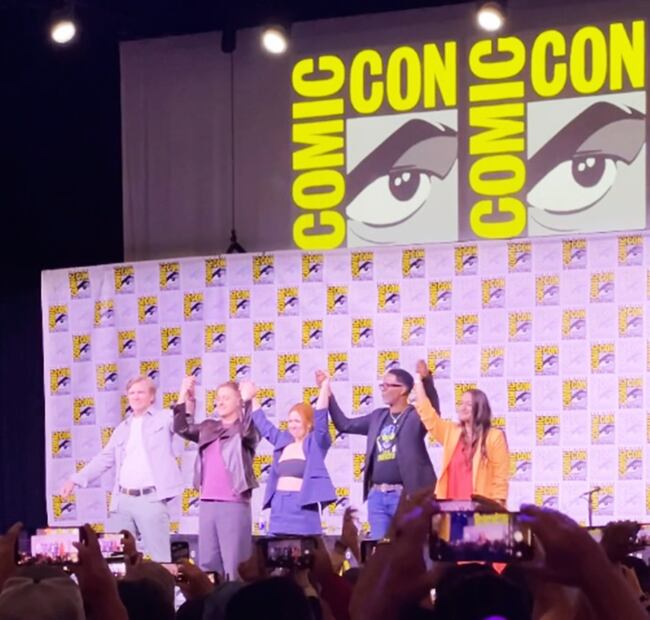 Elenco de Resident Alien en la Comic Con de San Diego.
Foto: Istagram