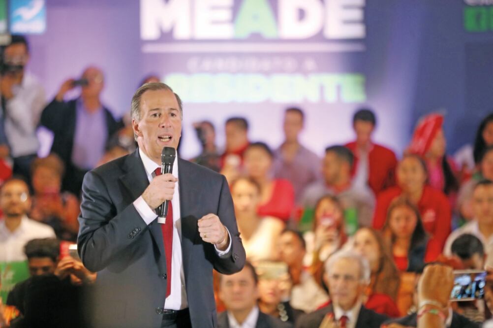 José Antonio Meade se reunió con simpatizantes al finalizar el encuentro. Foto: GERMÁN ESPINOSA. EL UNIVERSAL