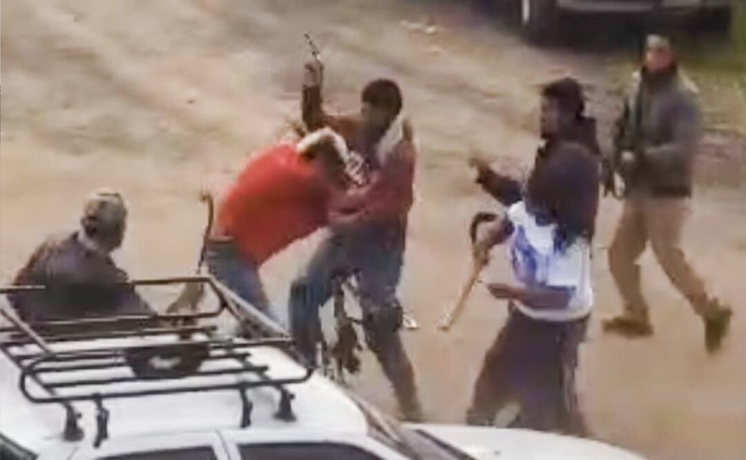 Momento exacto en que pobladores enfrentan a grupo criminales. Foto: Especial