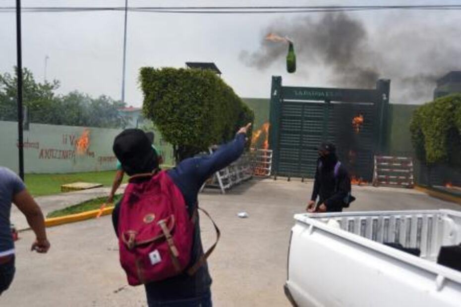 Normalistas lanzan bombas molotov a batallón militar en Iguala