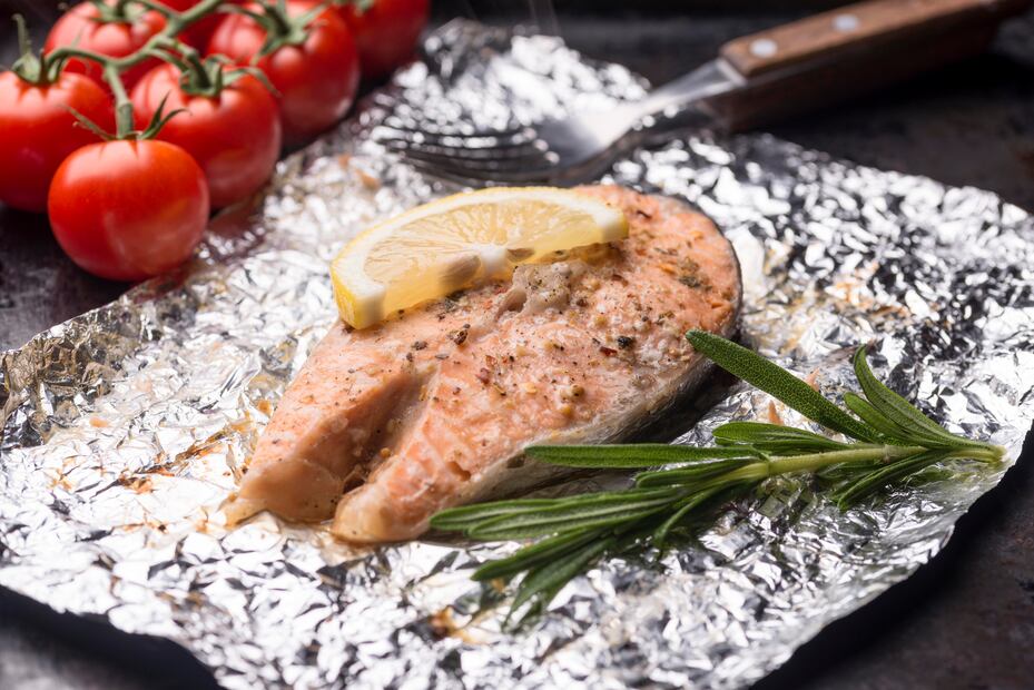 El papel aluminio es común en la cocina, pero no todos los alimentos son compatibles con él. Foto: Freepik