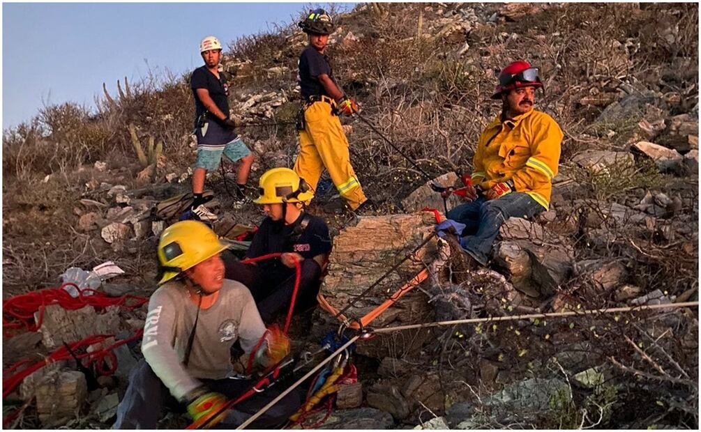 Los rescatistas especializados utilizaron equipo de seguridad y anclajes para lograr el rescate. (15/11/2024). Foto: Especial