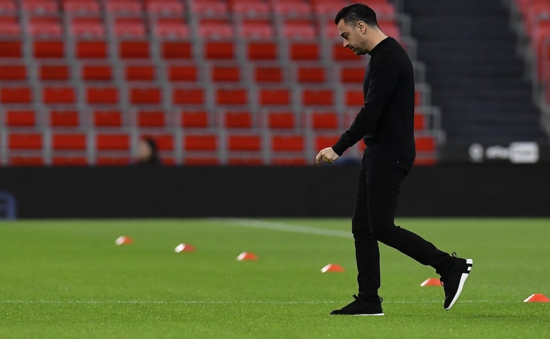 El técnico blaugrana recorriendo el San Mamés / Foto: AP