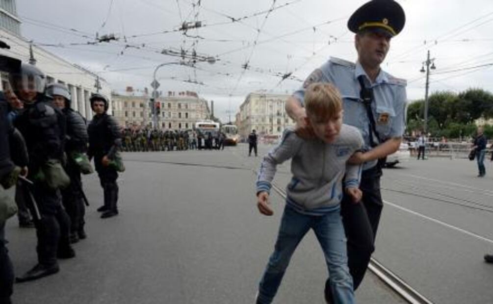 Detienen a más de 800 personas en Rusia en protesta contra reforma de pensiones