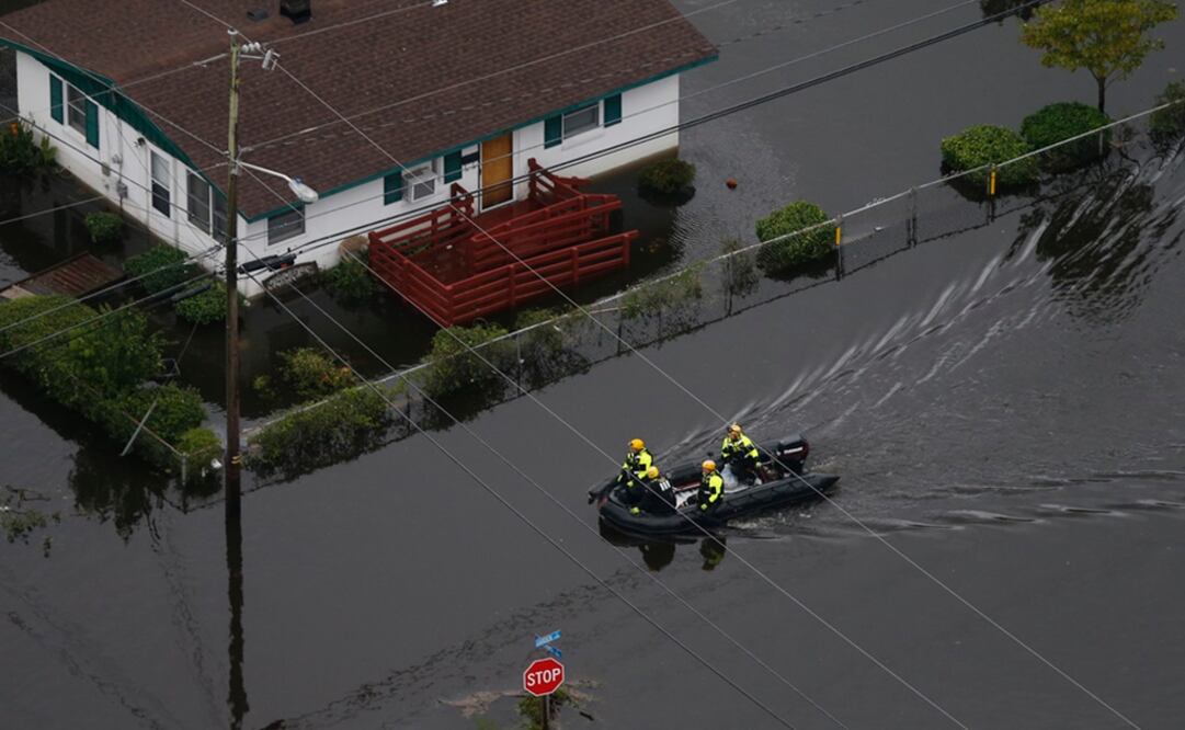 La tormenta ha descargado entre 25 y 30 centímetros de agua en Carolina del Norte; en algunas localidades se han tenido hasta 60 centímetros. (Foto: AP)