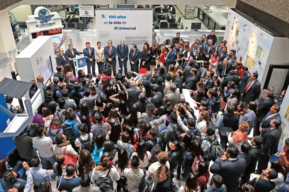Jóvenes con interés en el periodismo abarrotaron el lobby de las instalaciones de El Gran Diario de México, en Bucareli 8, para apreciar la inauguración de la exposición 100 años en la vida de EL UNIVERSAL (JUAN BOITES. EL UNIVERSAL)