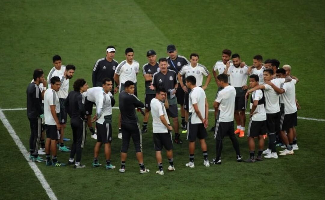 Mexico coach Juan Carlos Osorio talks to his players during training -Photo: Marko Djurica/REUTERS