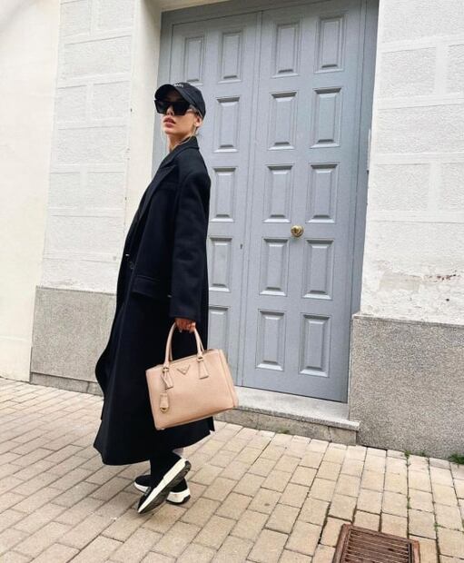 Michelle Salas impacta en atrevidas fotos con traje monocromático