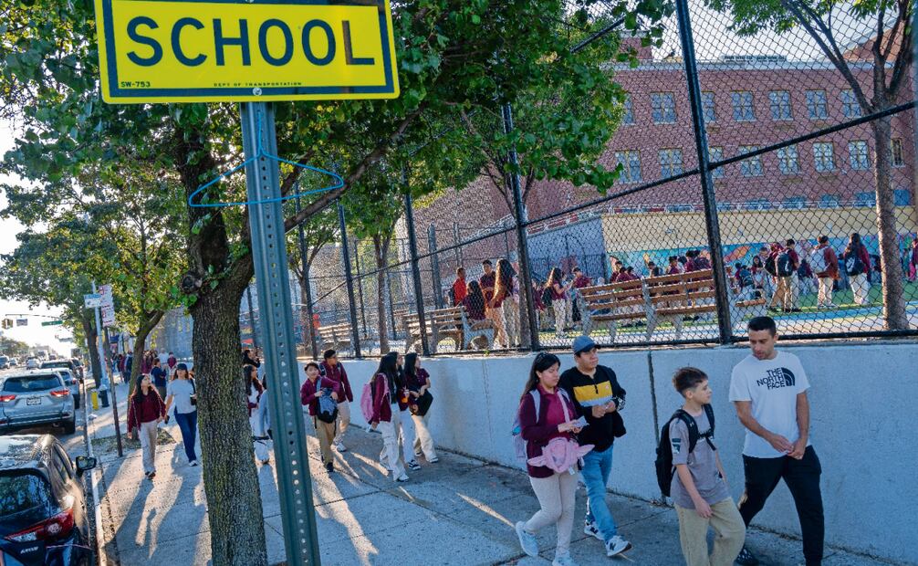 Estudiantes caminan para asistir al inicio de clases en una escuela pública en Nueva York, el 4 de septiembre pasado. Foto: Ángel Colmenares / EFE