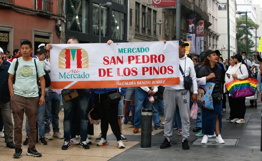 Los comerciantes de mercados públicos exigen que los diputados locales dejen de realizar el programa de "abasto popular" . Foto: Rafael García/ EL UNIVERSAL