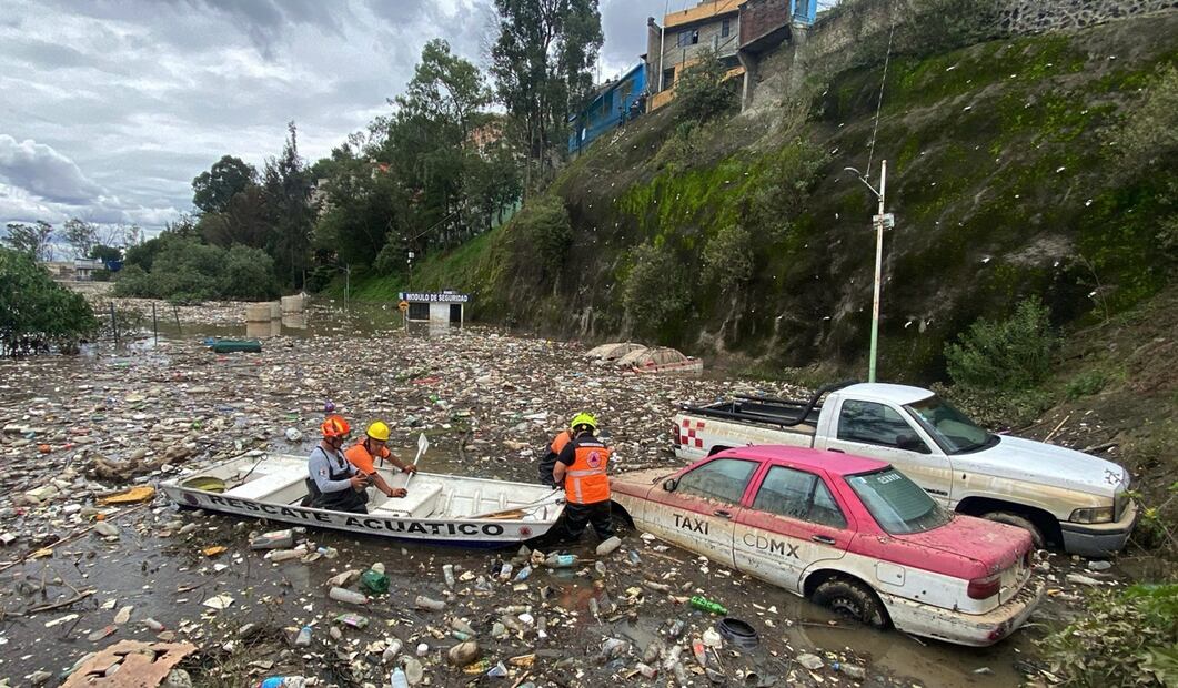 Elementos de Protección Civil rescatan cuatro autos atrapados en la presa Río Mixcoac en la alcaldía Álvaro Obregón tras las lluvias intensas del pasado domingo en la Ciudad de México, el 30 de junio de 2025. Foto: Juan Carlos Williams/EL UNIVERSAL