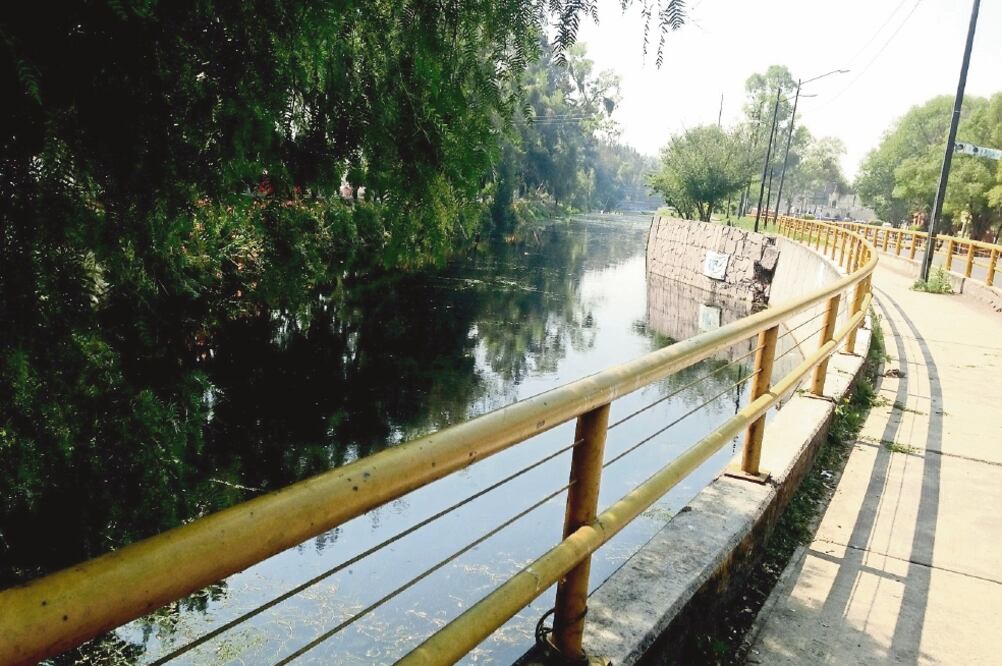 El punto donde Adrián y Mitzy se lanzaron al canal para evitar un asalto tiene una profundidad de tres metros; colonos dicen que la SSP prometió policía lacustre en zona, pero que sólo estuvieron dos meses y después se retiraron. Foto: ANDREA AHEDO