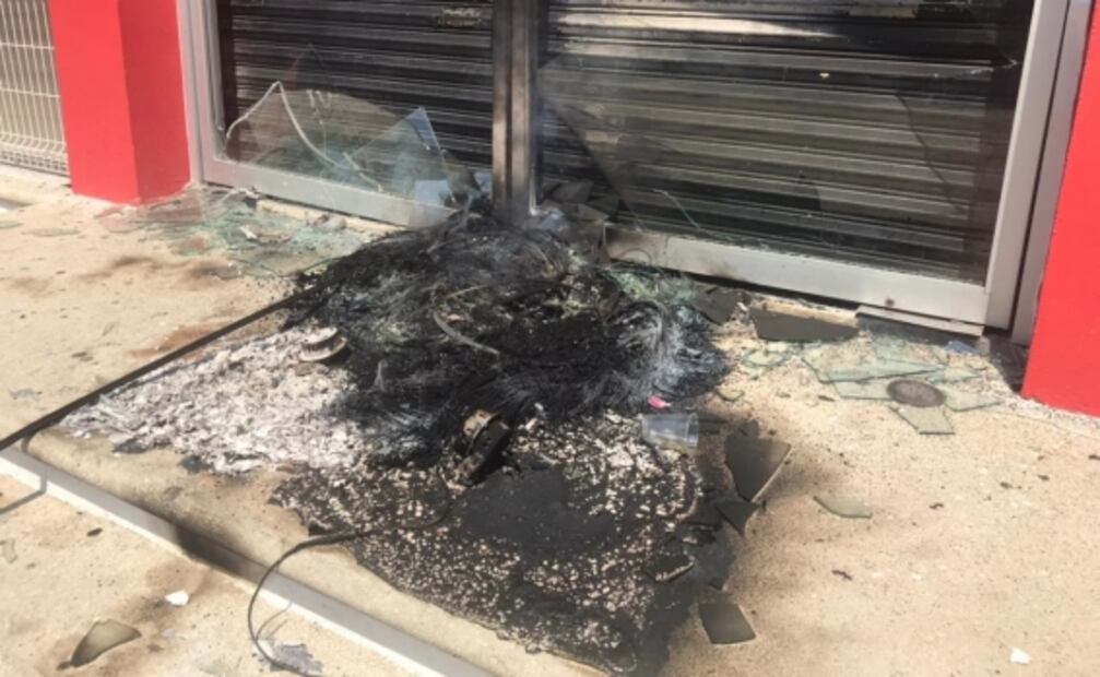 Vandalizan e incendian sede del PRI en Tuxtla Gutiérrez, Chiapas