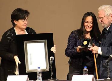 Alan Glass recibe la Medalla Bellas Artes
