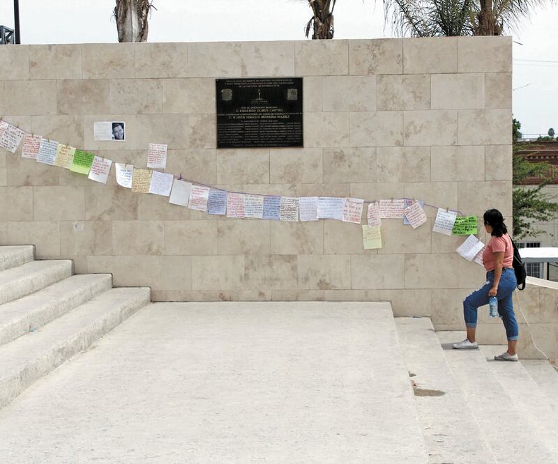 En las paredes de las escalinatas de la Plaza Mayor de Torreón se colocaron denuncias y fotografías de los presuntos agresores, con descripciones que iban desde abusos vividos en la niñez hasta en la actualidad. ESPECIAL