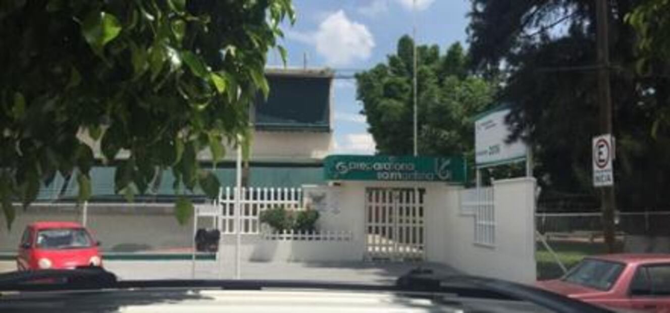 Escuelas, un Oxxo y hasta un bar en predios de Pemex 