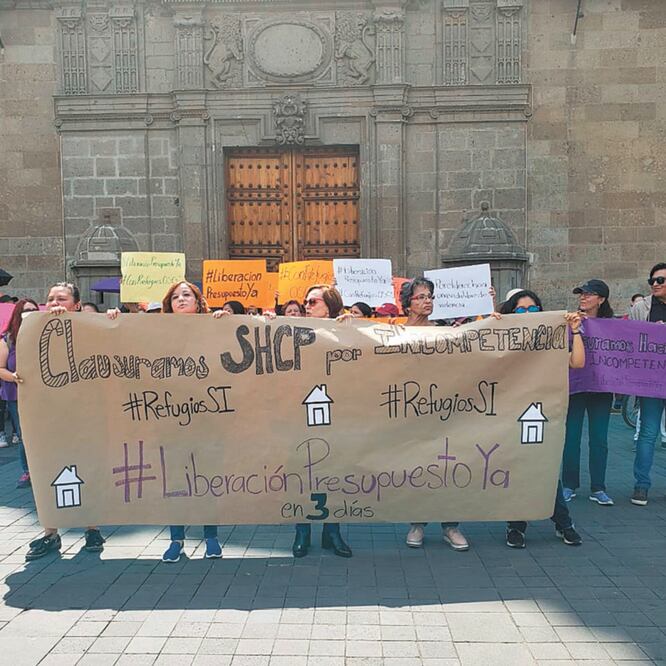 Responsables de refugios para mujeres víctimas de violencia se manifestaron ayer a las afueras de Palacio Nacional para exigir la inmediata liberación del presupuesto. ESPECIAL 