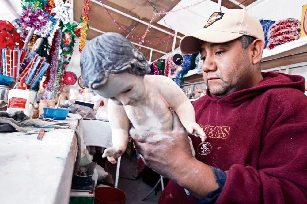 Ramiro Hernández repara Niños Dios en esta temporada, un oficio familiar que se remonta hasta su bisabuelo. (JORGE ALVARADO. EL UNIVERSAL)