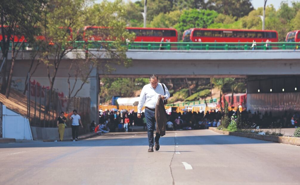 Poco antes de las 10:00 horas y en operación hormiga, los integrantes de la CNTE comenzaron a ubicarse en diferentes avenidas importantes como Circuito Interior y Reforma, sin dejar el plantón en el Zócalo; cientos de personas tuvieron que caminar para llegar a sus trabajos o escuelas. FOTOS: CARLOS MEJÍA Y FRANCISCO RODRÍGUEZ. EL UNIVERSAL