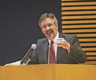 Ackerman, asesor activo de Morena