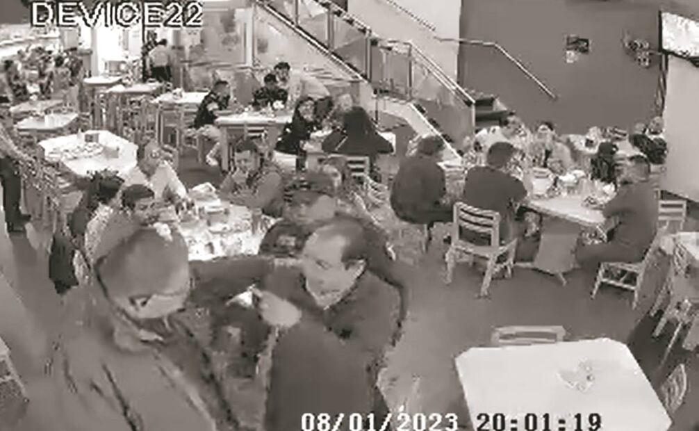Un presunto policía se acerca al lugar del altercado entre Antonio Monroy y Sergio Gama, jefe de seguridad del restaurante La Polar. Foto: Tomada de Vídeo