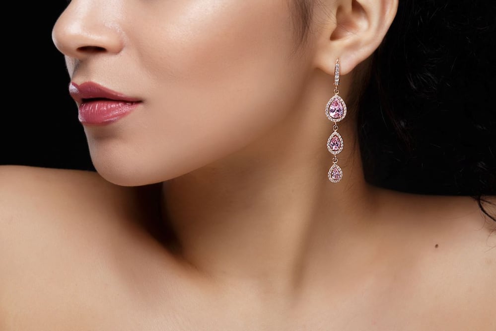 Así puedes limpiar tus aretes de plata sin complicaciones ni productos agresivos. Foto: Freepik