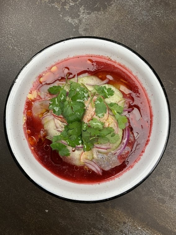 Aguachile de camarón y jamaica al estilo de Aquiles Chávez