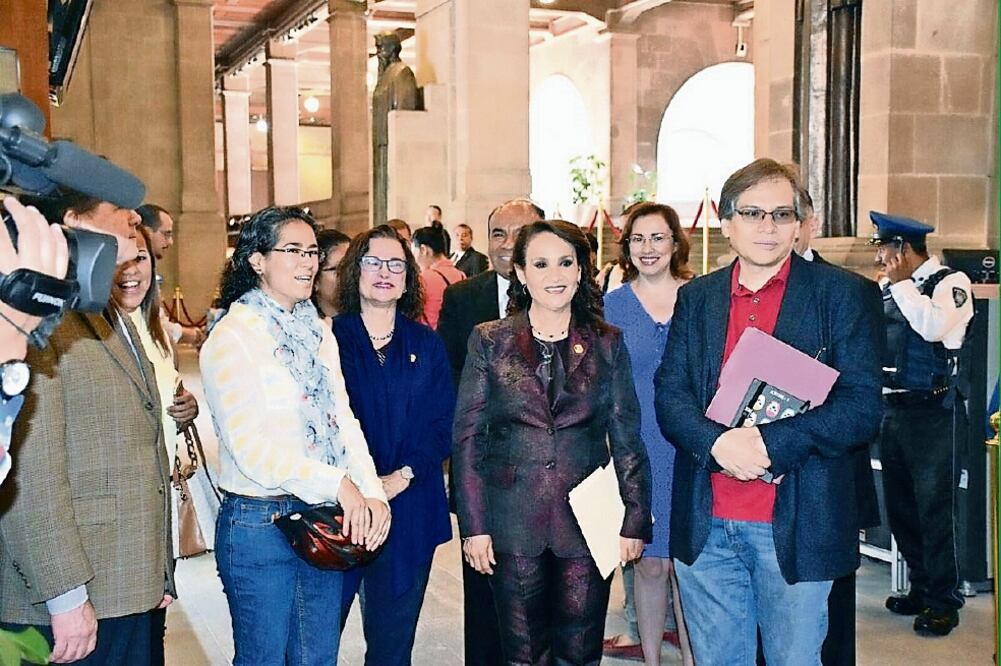 Diputados perredistas de la Asamblea Constituyente entregaron a la Corte un recurso legal para sumarse a la defensa de la Constitución capitalina (TWITTER)